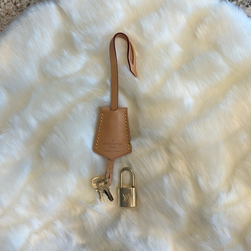 🤩 AUTHENTIC Louis Vuitton clochette (Key bell) ➕ keys, lock dust bag and box